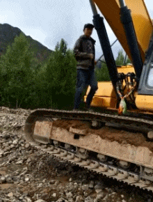 |“你们见过这样的猛男水杯吗？一定是全办公室最亮眼的了”