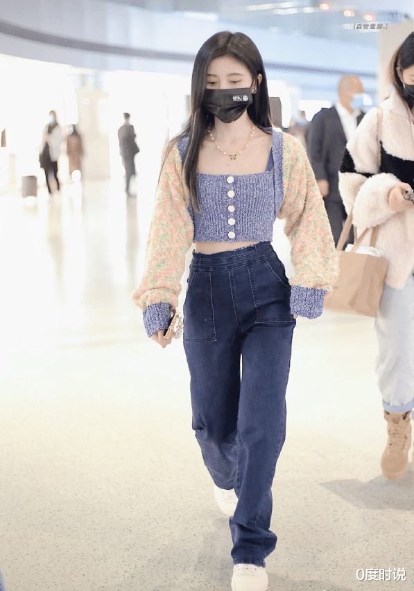鞠婧祎|鞠婧祎机场生图被疯传，穿30cm短装秀蛮腰，全身照却暴露缺陷