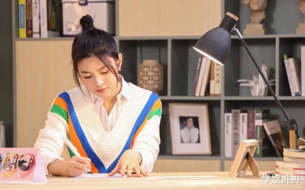 穿衣搭配|陈妍希当妈了也是“直男斩”，彩虹毛衣搭配高马尾，初恋的感觉