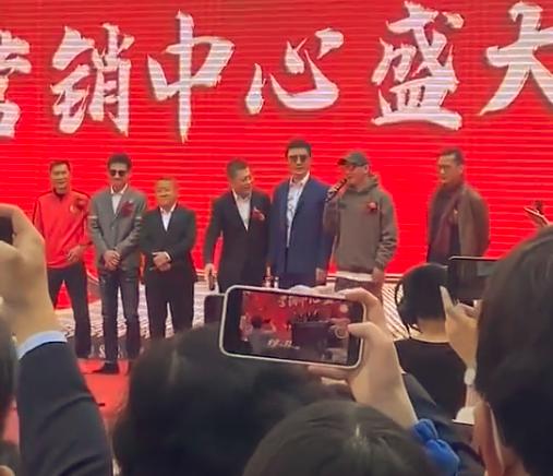 熊欣欣|“鬼脚七”熊欣欣罕露面，在高档酒局徒手啃螃蟹，光头造型仍未变