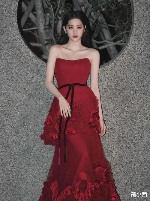 蓓小西|初秋出行怎么穿?欧阳娜娜手把手来教你,白色毛衣最百搭又时髦