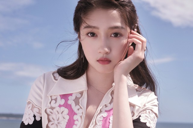 Lady变美日记 关晓彤的“超模身材”绝了，穿轻薄花纹裙“遮”曲线，挺有韵味