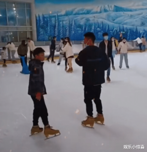 穿衣搭配|孙卓离开养父母回深圳后，穿衣打扮变的时尚，眼里却没有光了