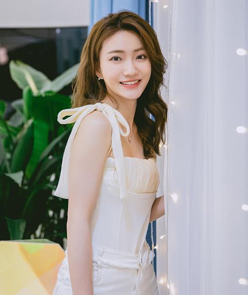 姐姐|《心动4》收官海报，马董手里的书有深意，小孔罗姐姐是约好的吗