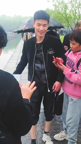 河南100度 洛阳帅小伙跳西湖救人 上岸后大妈争“女婿”