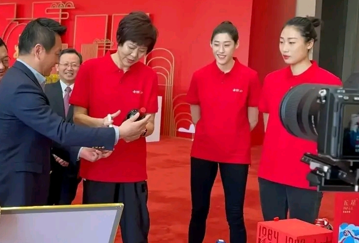 |中国女排姑娘各地纷纷现身，穿着的服装引人注目，只1人有疏忽