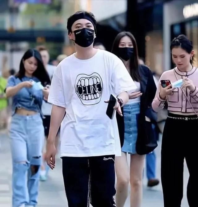 王思聪|王思聪携四美游太古里，网友称不愧是人生赢家