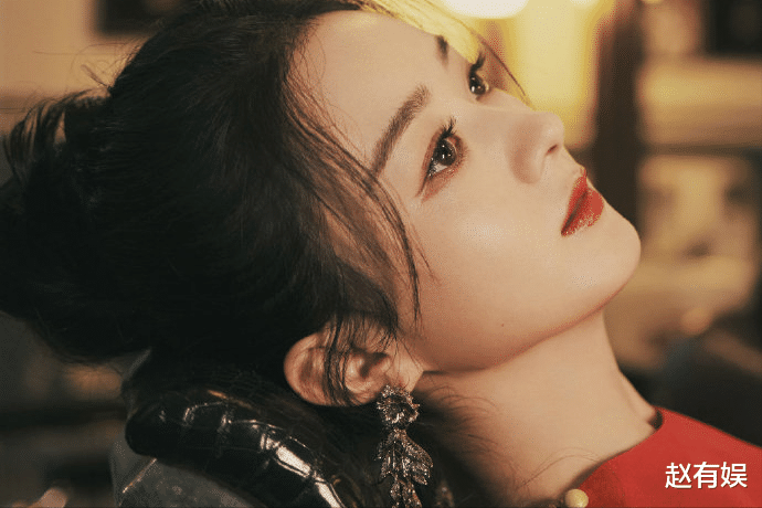 闫学晶|谢娜素颜出镜惹争议！回看圈中过往，已有多位明星宝妈被吐槽