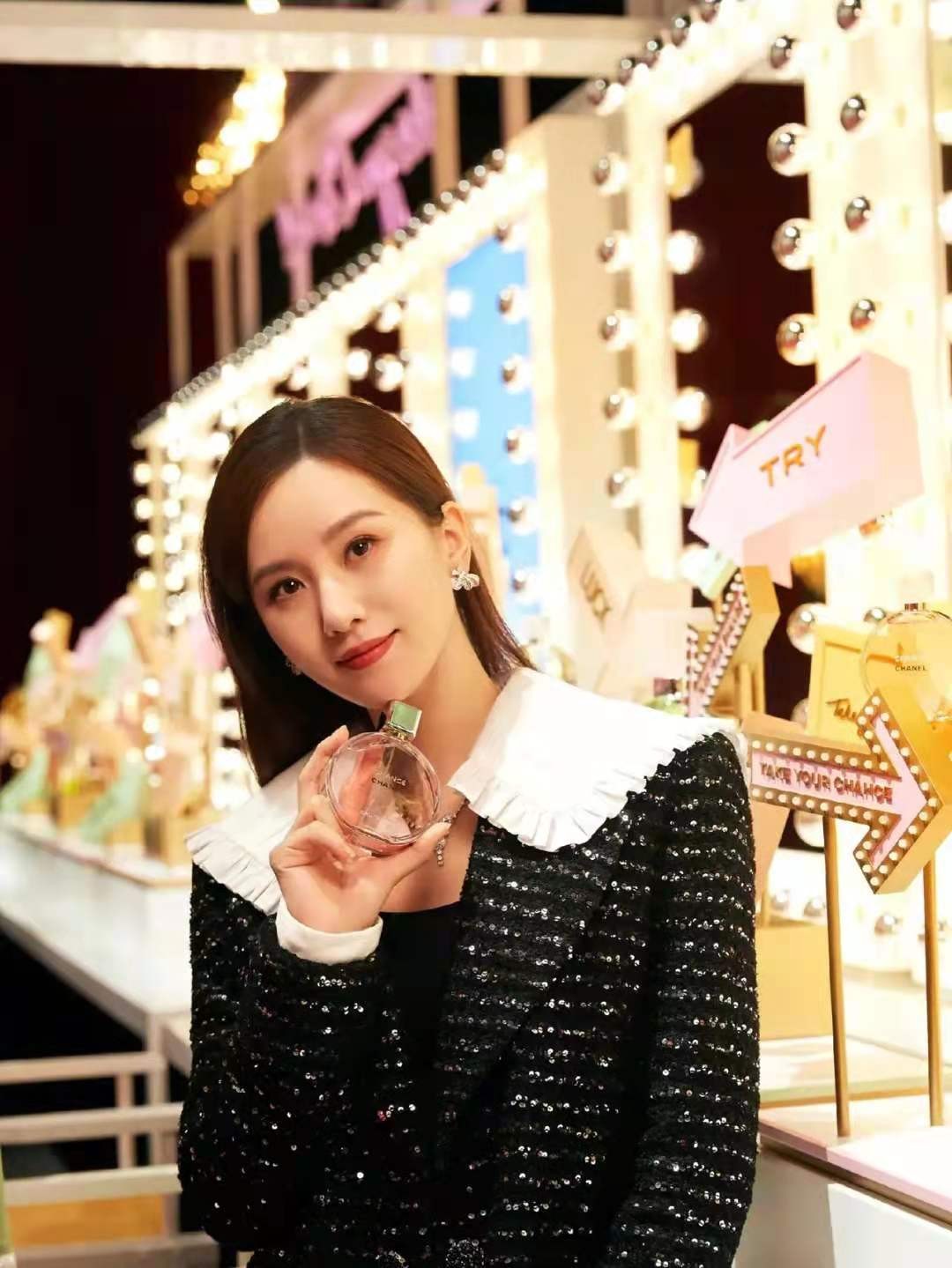 时尚风行派|刘诗诗闷声办大事！穿半套香奈儿高定把玩香水，优雅气质不输周迅