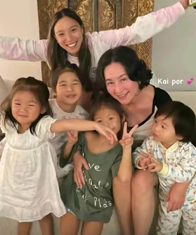 加菲猫说时尚|59岁何超琼现身好友派对!贵妇打扮一脸福气相,穿亮黄长裙超贵气