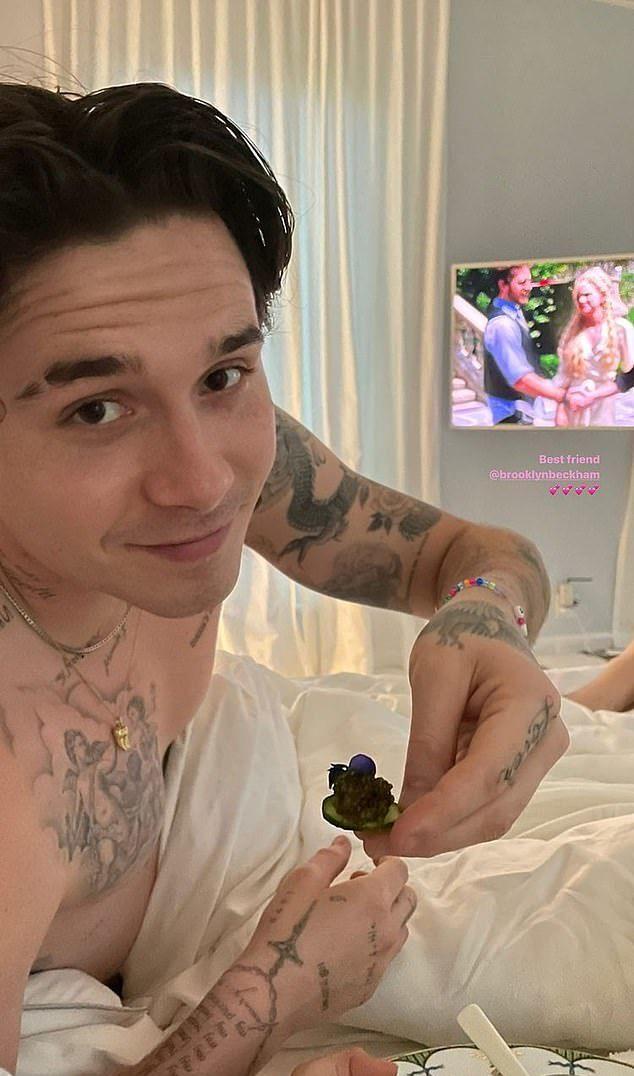 贝克汉姆|贝克汉姆22岁长子悠闲度日，躺床吃鱼子酱，富家女未婚妻给端盘子