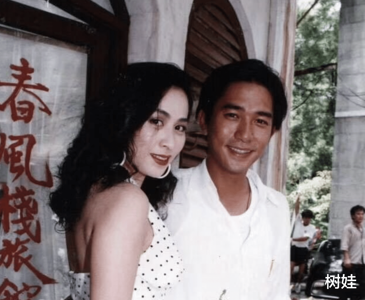 周嘉玲|50岁周嘉玲罕见晒夫妻合照，皮肤黝黑素颜露脸，印度丈夫头发花白