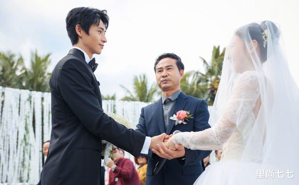 魏晨|魏晨婚礼现场照来了，新娘穿大露背婚纱美得优雅，伴郎伴娘团曝光