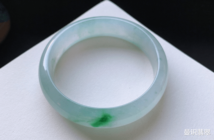 翡翠手镯|翡翠手镯的经典款式都有哪些？快来看看你认识几种！