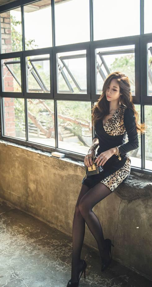 百里守刖|黑色的豹纹拼接的连衣裙知性又不失女性的优雅优雅