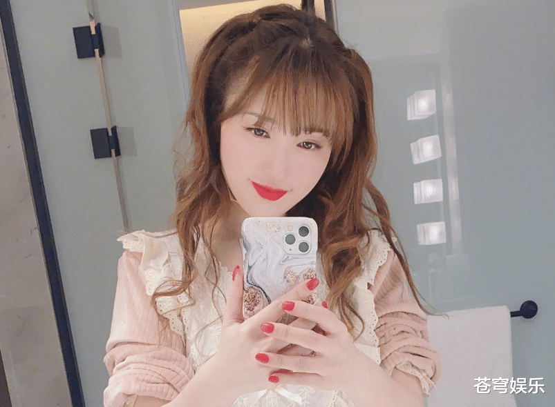 金莎|金莎晒长麦粒肿自拍，却被误会化了桃花妆，39岁的皮肤太不真实！