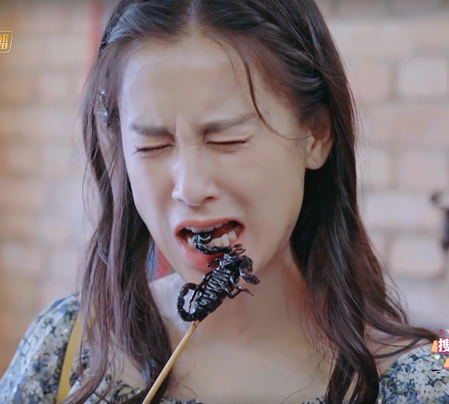 黄圣依|黄圣依为哄婆婆开心吃虫子，咬牙皱眉表情狰狞，咬下的第一口让人心疼