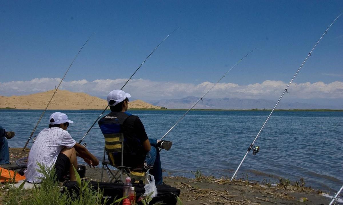 大爷|河南信阳大爷钓鱼，鱼竿被管理者折断后丢入水中，网友：照价赔偿
