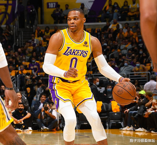 湖人隊(duì)|17投12鐵！打鐵親兄弟成湖人拖油瓶 詹眉空砍67+22 勇士末節(jié)完成大逆轉(zhuǎn)