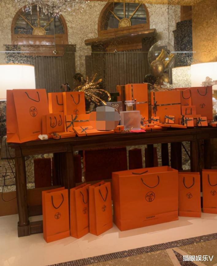 小S|小S夫妇参加公司年会，现场都是送奢侈品，还大方贴5万送员工