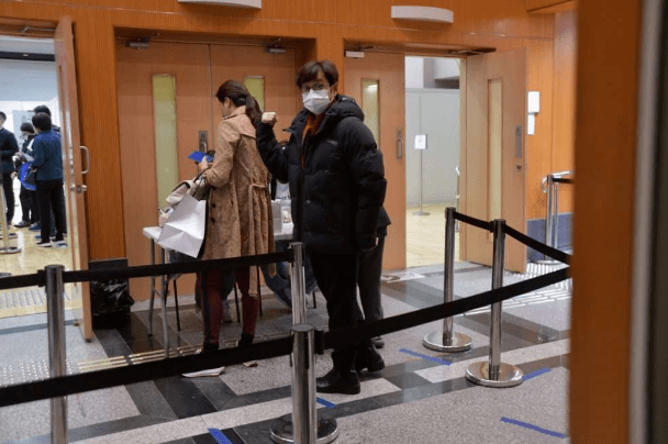 谭咏麟|71岁谭咏麟发文否认睡粉!与妻子丁克15年却和情人生儿子,绝世渣男还想洗白?