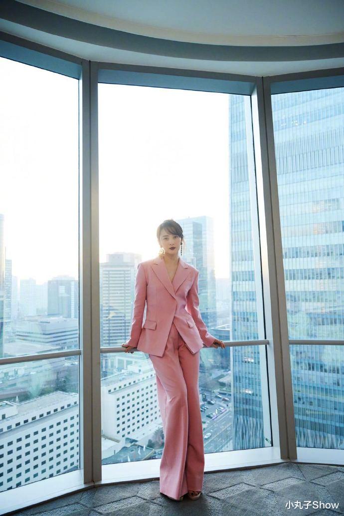 疾速追杀4|46岁蒋勤勤越来越有味道，粉色西装小露后背，身材不输给年轻女星
