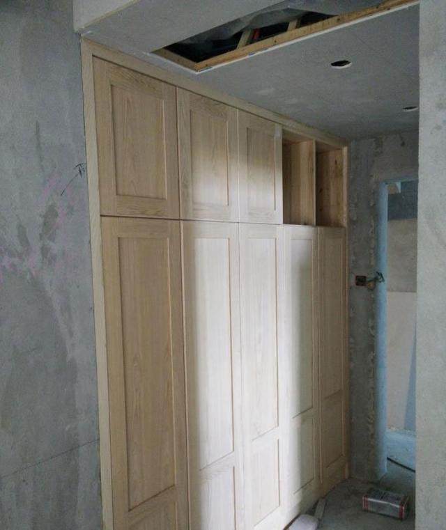 新房装修中，木工加班加点20天做完满屋子家具，工钱17300贵吗？