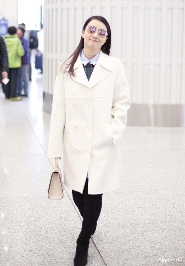 Ainee小屋 咏梅和陶虹同框各显气质，素颜淡妆差别挺大，但穿大衣都挺潇洒