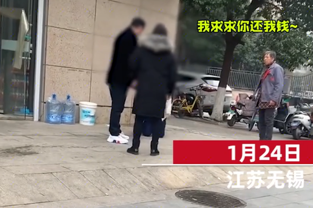 绥青新闻 男子当街下跪、磕头，歇斯底里大喊“求求你还我钱”！知情者称两人是兄弟