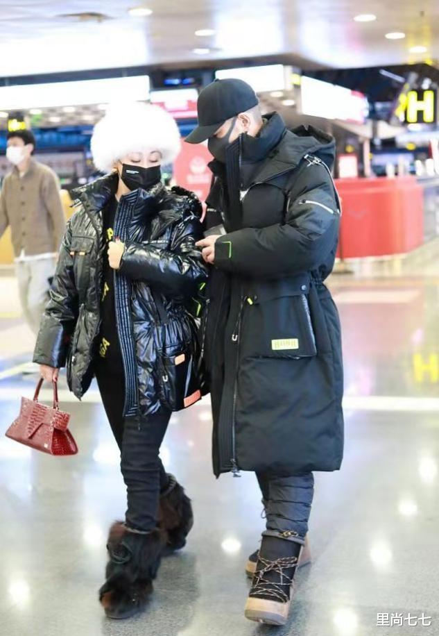 赵文卓|赵文卓夫妇是有多怕冷？他把军用棉裤穿出门，老婆戴貂毛帽更夸张