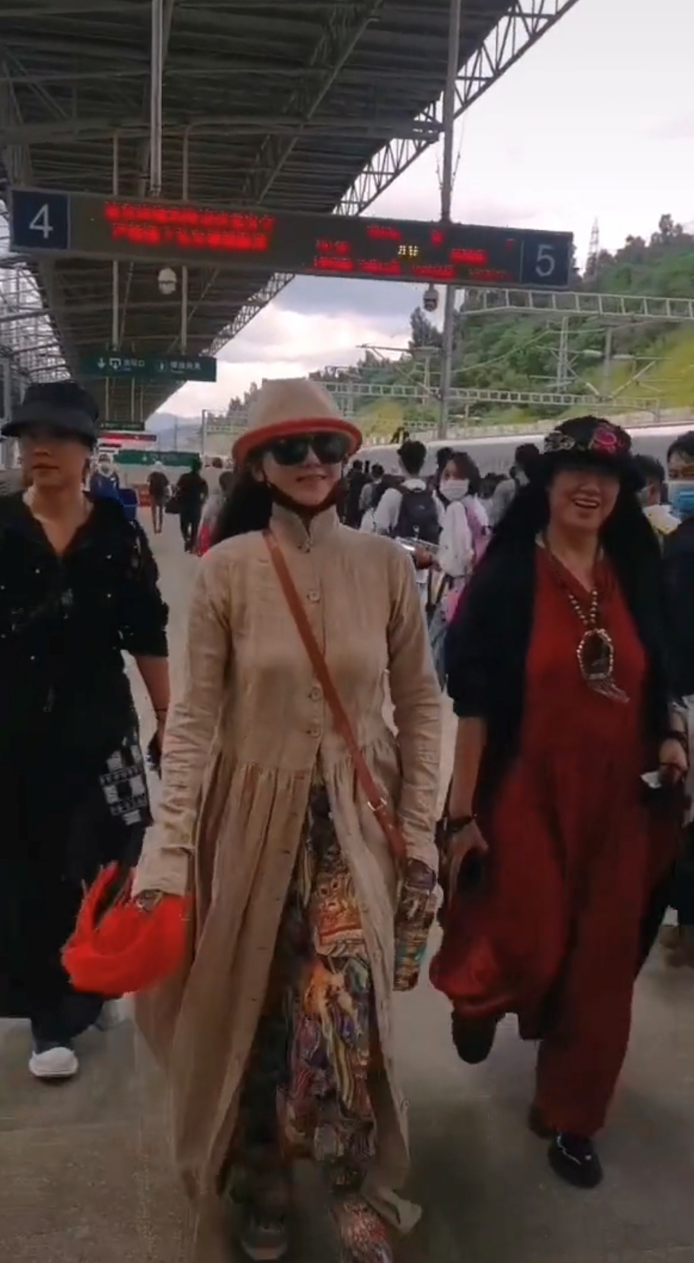 杨丽萍|杨丽萍三姐妹回家探亲，气场强大如复制粘贴，火车站不戴口罩遭批