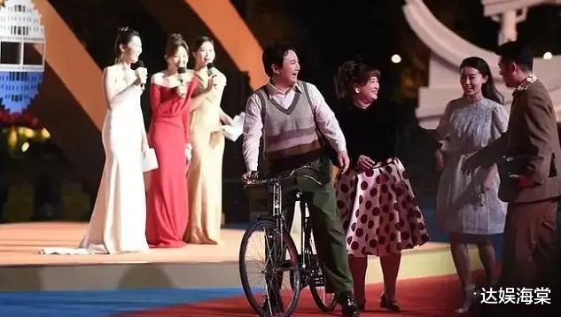 张小斐|张小斐走红前后，娱乐圈态度大变样，“遮羞布”被彻底撕开