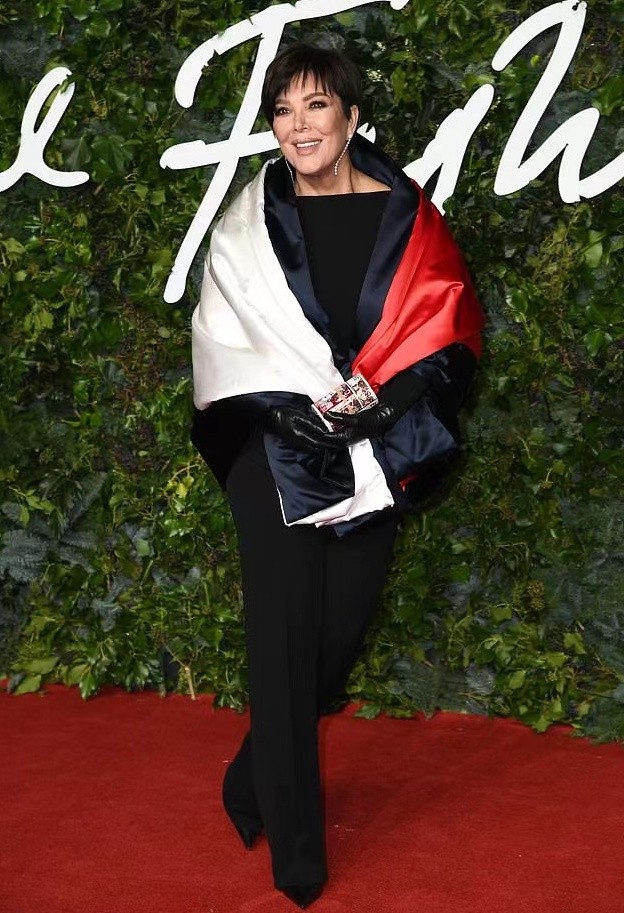 卡戴珊|66岁卡戴珊妈妈前凸后翘！穿黑丝袜秀漫画腿，掌权人的气场太霸气