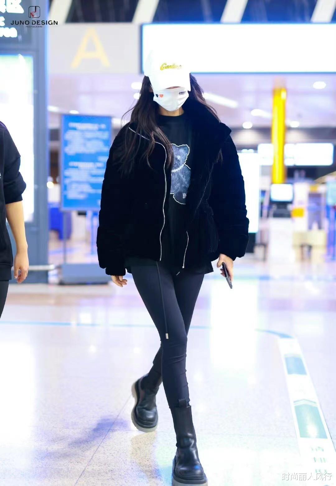 穿衣搭配|Baby要霸屏2022！新剧开机被骂惨，穿棉服现身颜值够美演技拉后腿