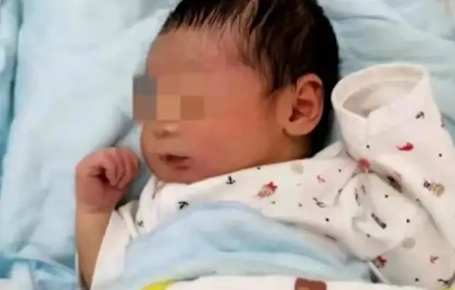 二胎 因为心理太空虚，53岁大妈生个儿子“玩玩”！女儿跪求打掉后，妈妈的回应亮了...