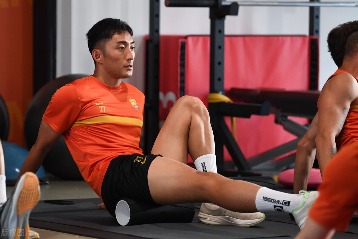 李霄鹏|李霄鹏真了不起，为武汉引进的新援中卫，仅用一场比赛就征服球迷