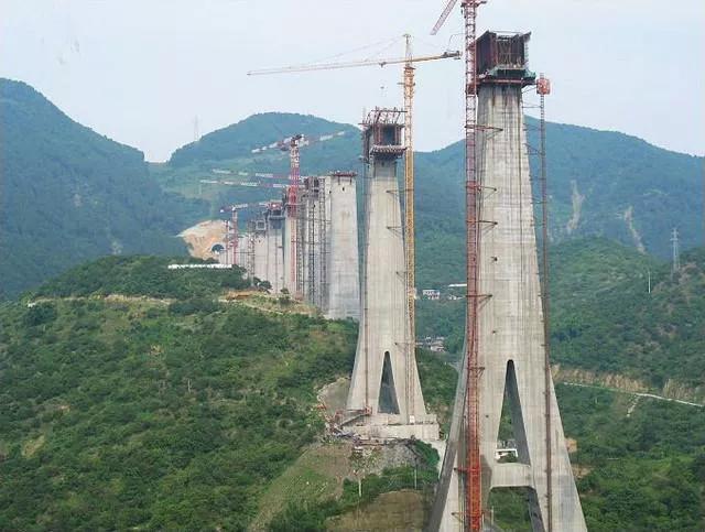 印度修瞭近20年的全球最高橋終於有完工跡象瞭，莫迪自以為豪-圖5