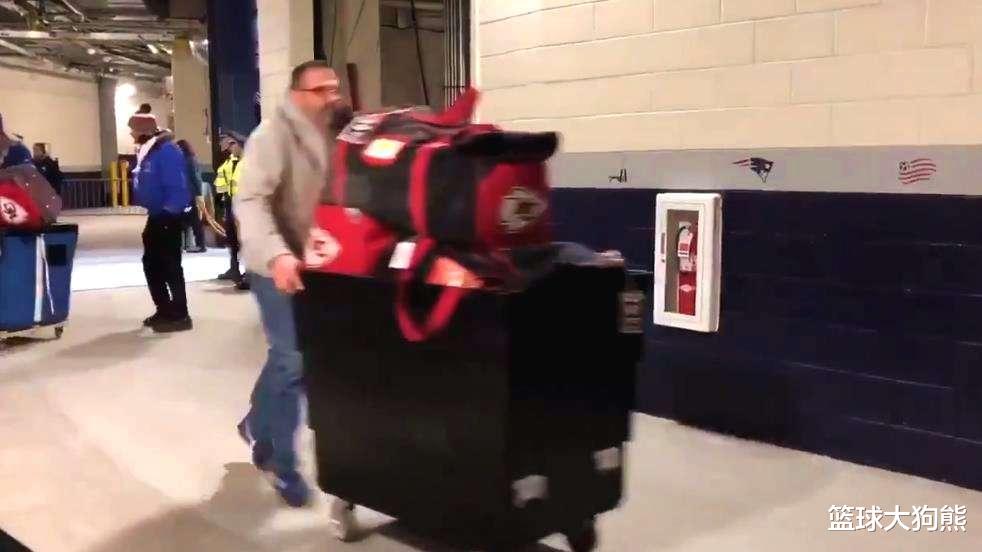 火箭队|辛苦了！火箭员工出动，小推车+大挎包齐上阵，帮塔克搬鞋腾位置