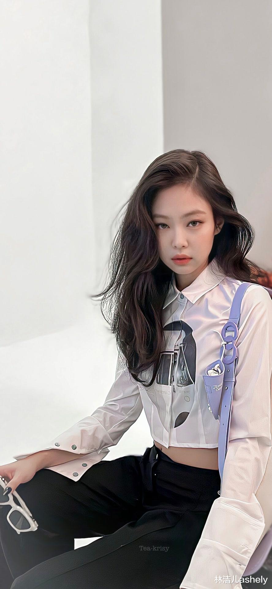 眼线 比起甜美的少女感，还是猫系妆容性感撩人，Jennie辛芷蕾就是典范