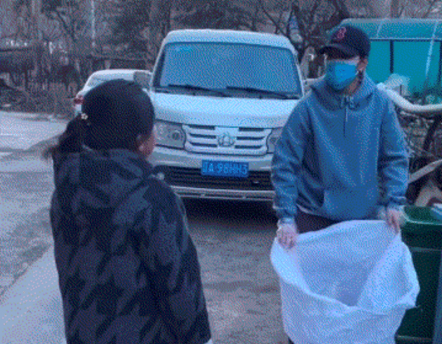 亚洲播报一姐 女儿不愿学习母亲一招制胜，学习态度大反转，网友：姜还是老的辣