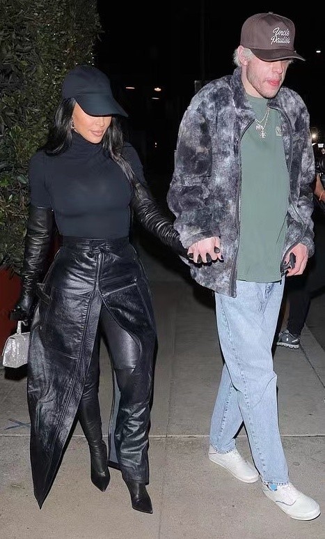 新·奥特曼|金卡戴珊的性感美照曝光！衣领开到肚脐眼真敢穿，紧致曲线让人羡慕