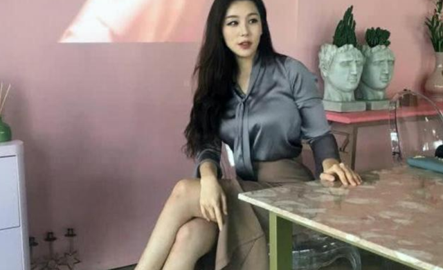 辣妈|一组“辣妈”的自拍照火了，身材完美，拥有20岁少女容颜