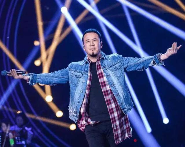 杨坤|48岁杨坤国外定制“黄金”摩托车：价格超100万，开演唱会都开着