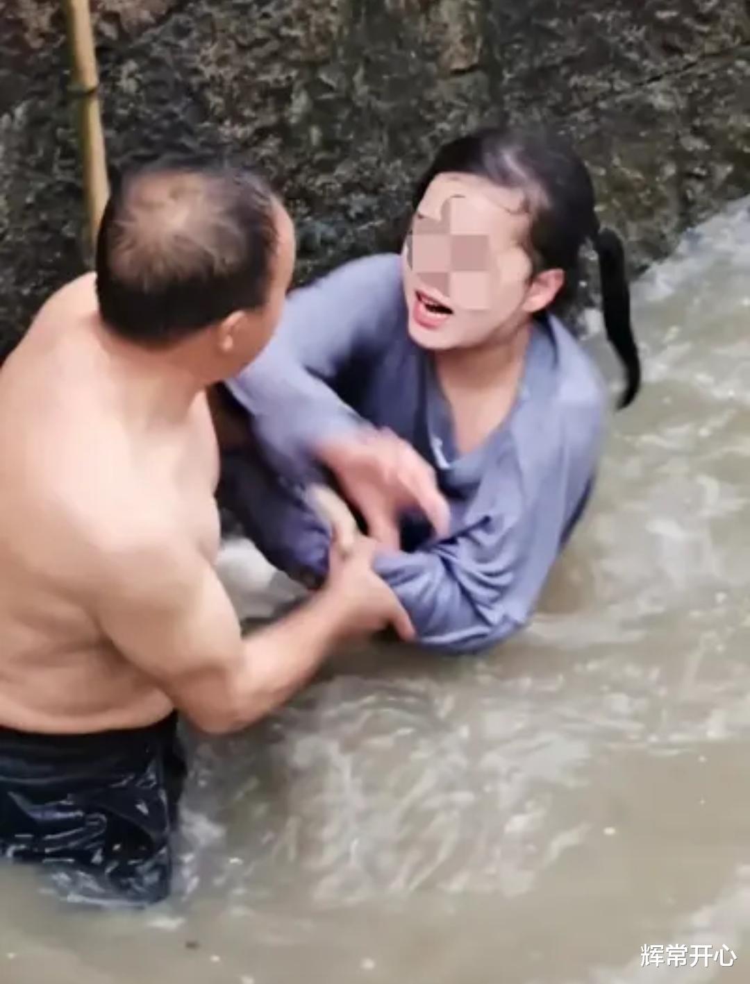 辉常开心 互扇耳光！浙江一女子跳河轻生，大声尖叫拒绝救援，水中与施救者互殴！