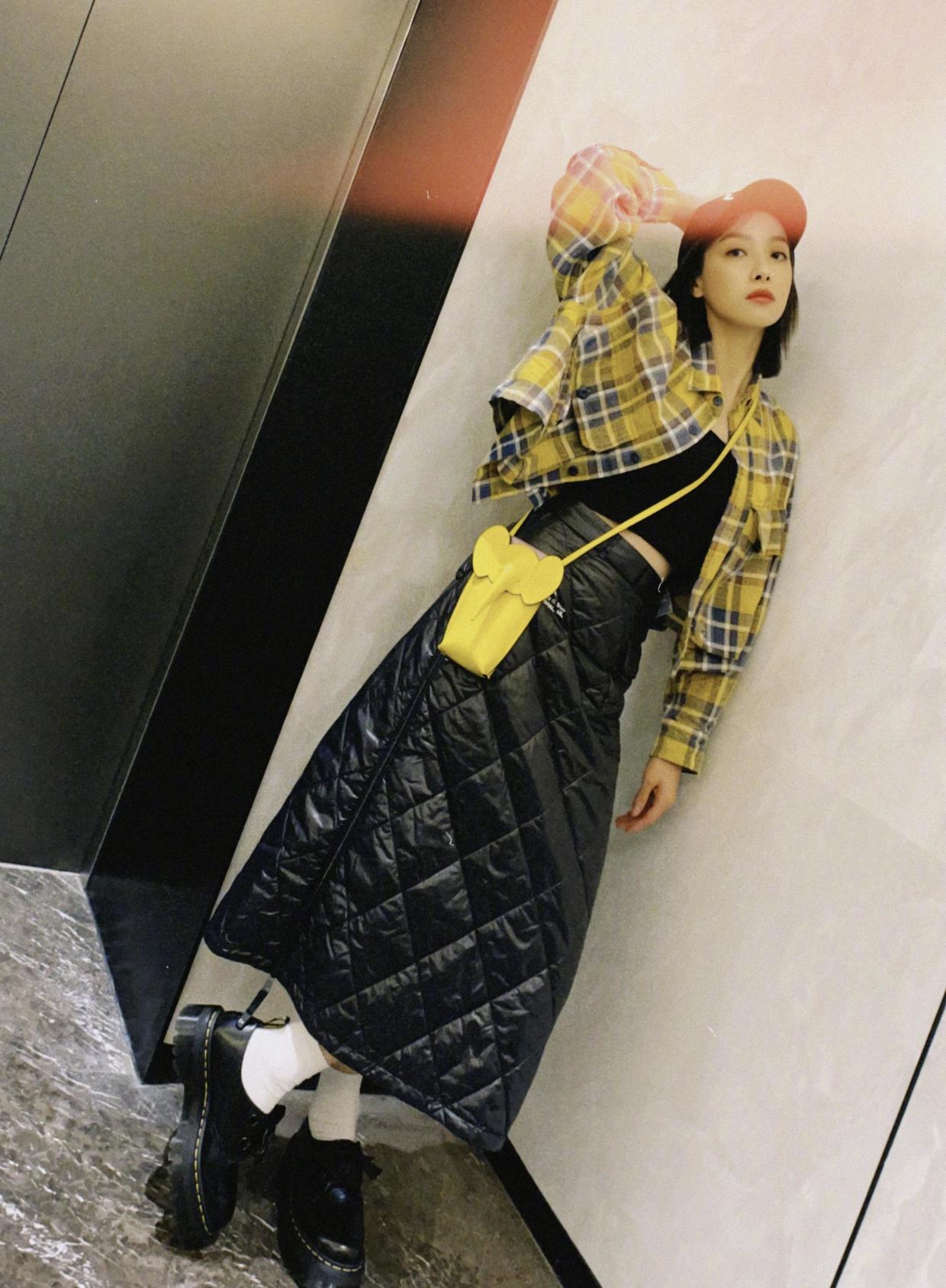 何有强 宋茜也太放得开了，穿黑色抹胸裙配网格披肩，一点不丑还挺潮