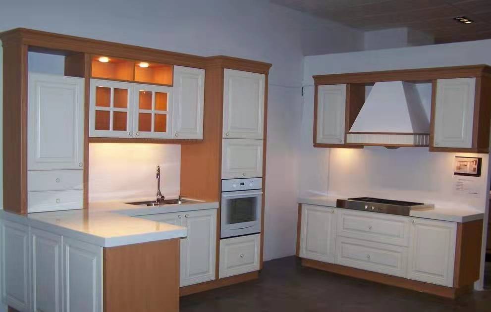 陪母亲看房发现商机，穷小子逆袭成商业大佬，让无数“房奴”买单