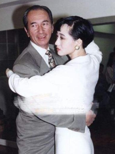 李连杰|利智60岁幸福难掩,被李连杰抛弃,住贫民窟10年的黄秋燕怎样了?