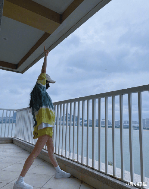 谭松韵|杨幂晒九宫格自拍，穿超短裤大秀细长美腿，自曝演唱会开始彩排了