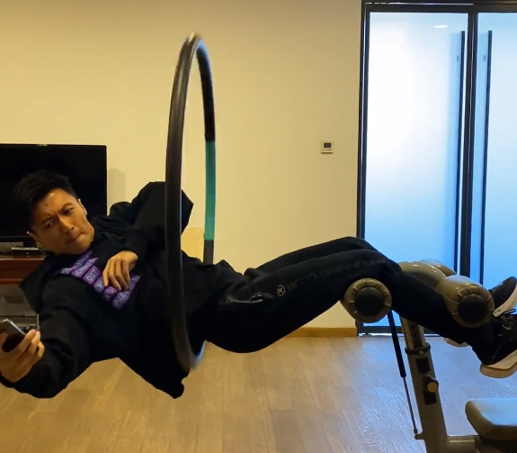 金·卡戴珊|41岁谢霆锋大秀一字马！石头地上环境杂乱，一群人围观高声欢呼