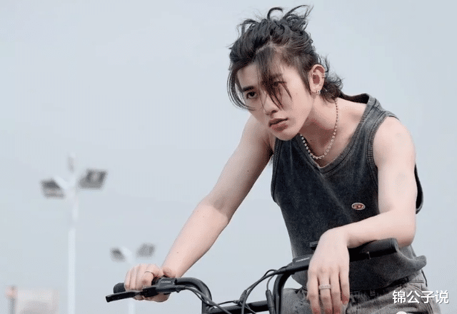 鹿晗|“扫娘风暴”后续：鹿晗晒照转型，留给流量鲜肉的好日子，不多了